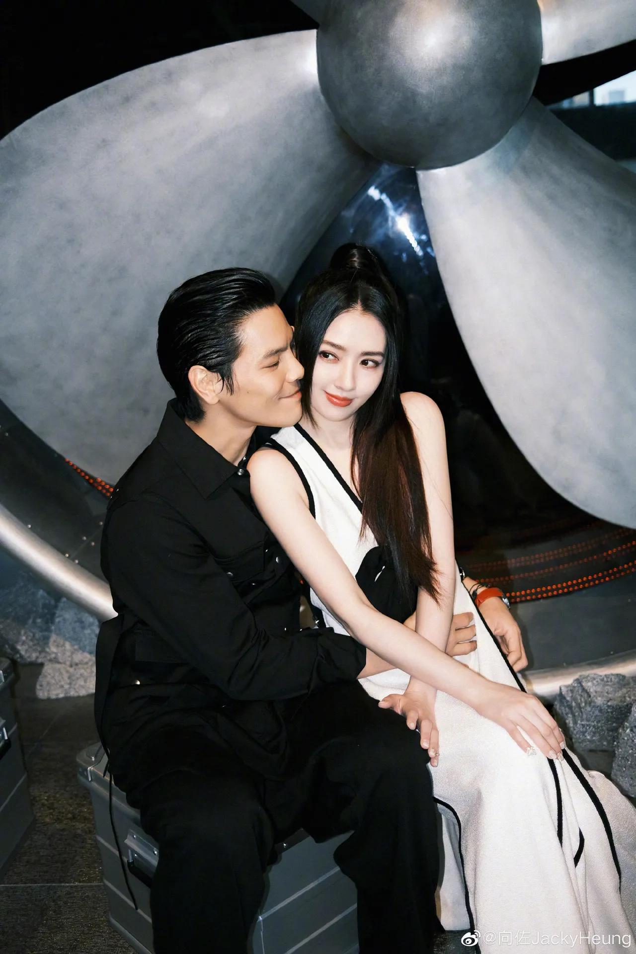 向佐郭碧婷晒甜蜜合照,郭碧婷罕见穿黑丝,被老公逗笑一整天!