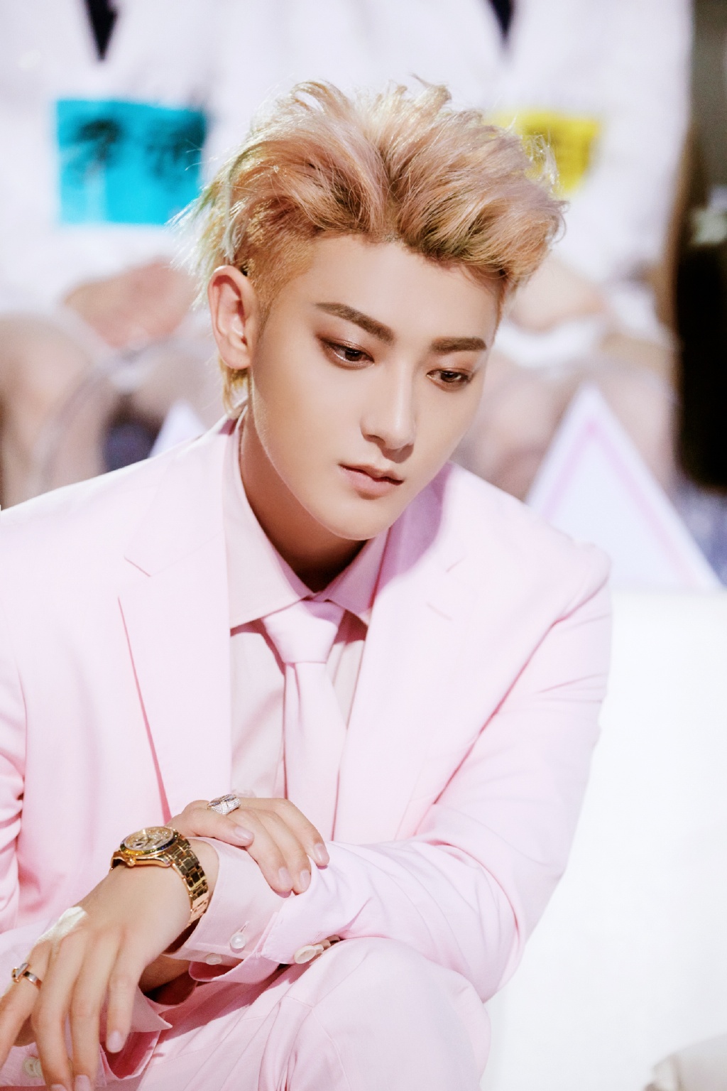 黄子韬粉色西装夏日帅气图片410