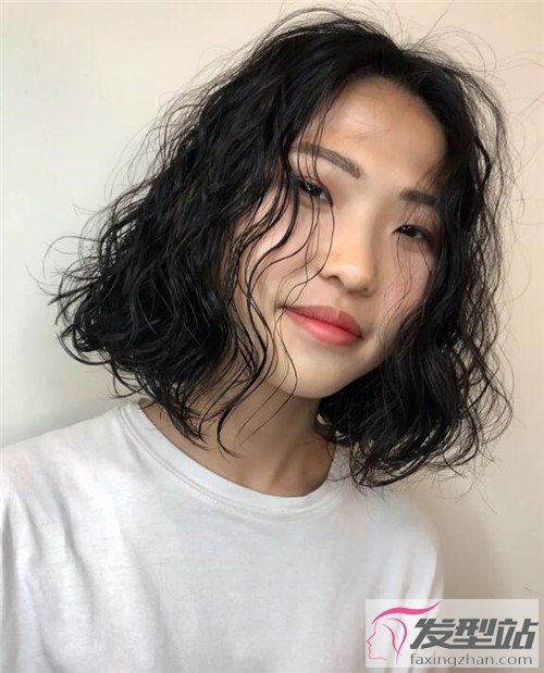 短发女生复古烫发泡面头小爆卷超美