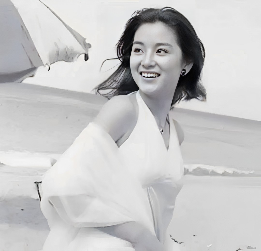 这是年轻时候林青霞在沙滩边的留影.