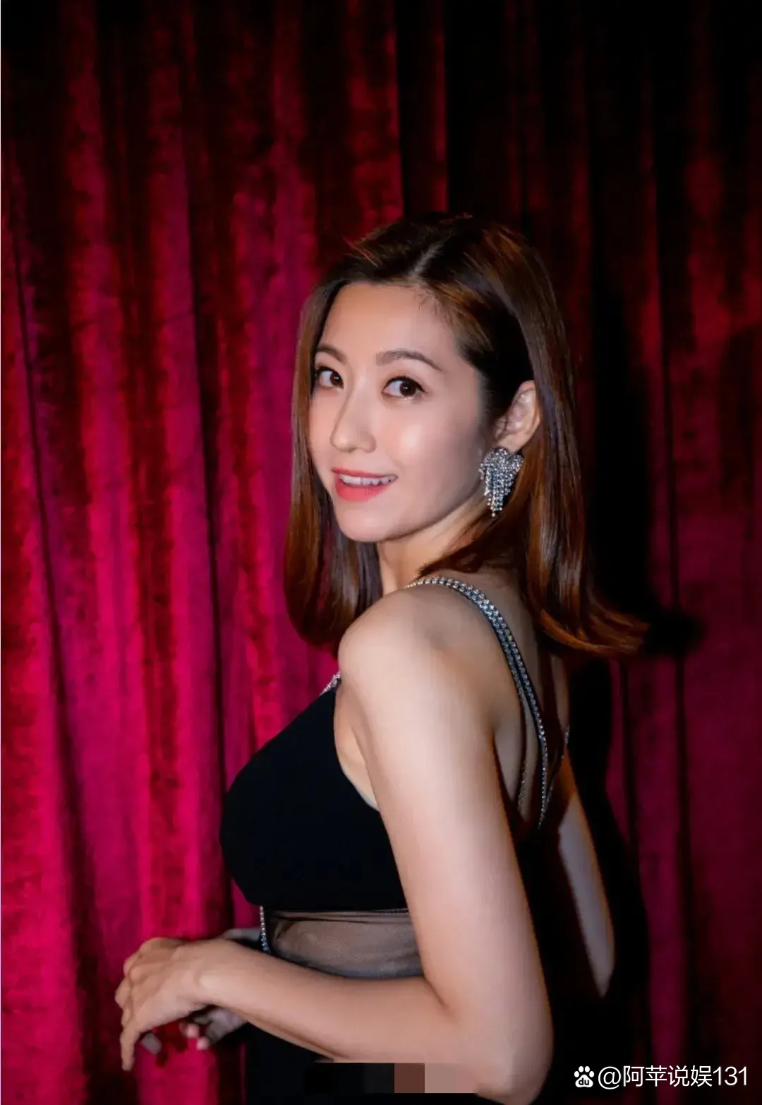 港姐陈自瑶黑色吊带晚礼裙,迷人的眼神,油条的身材,散发出性感女神味