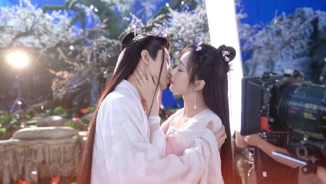 【考古成毅花絮】成毅《沉香如屑》拍摄花絮成毅杨紫接吻片段,木桶戏