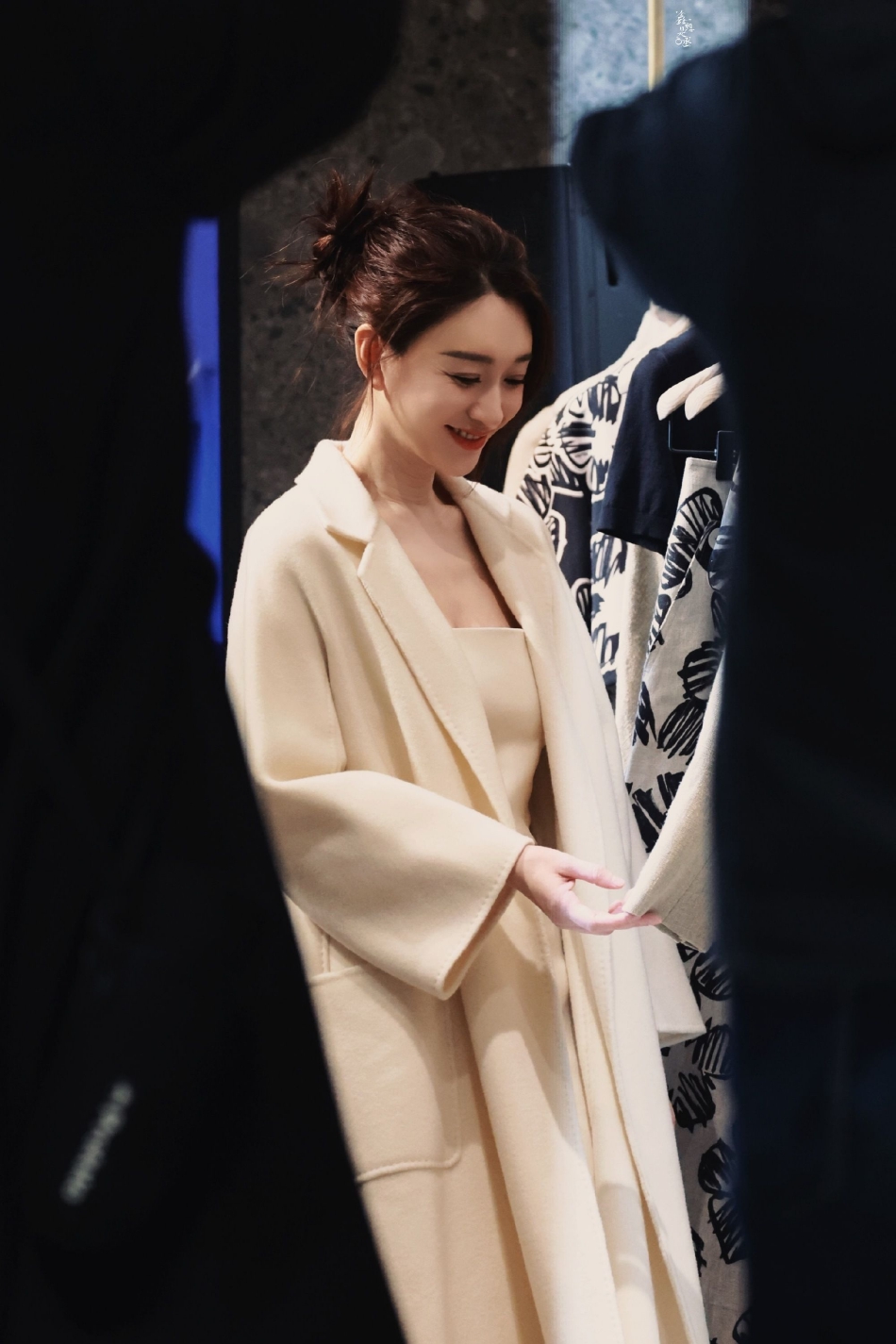 组图:李小冉穿白色大衣出席活动 白到发光气质温婉出尘_高清图集_新浪