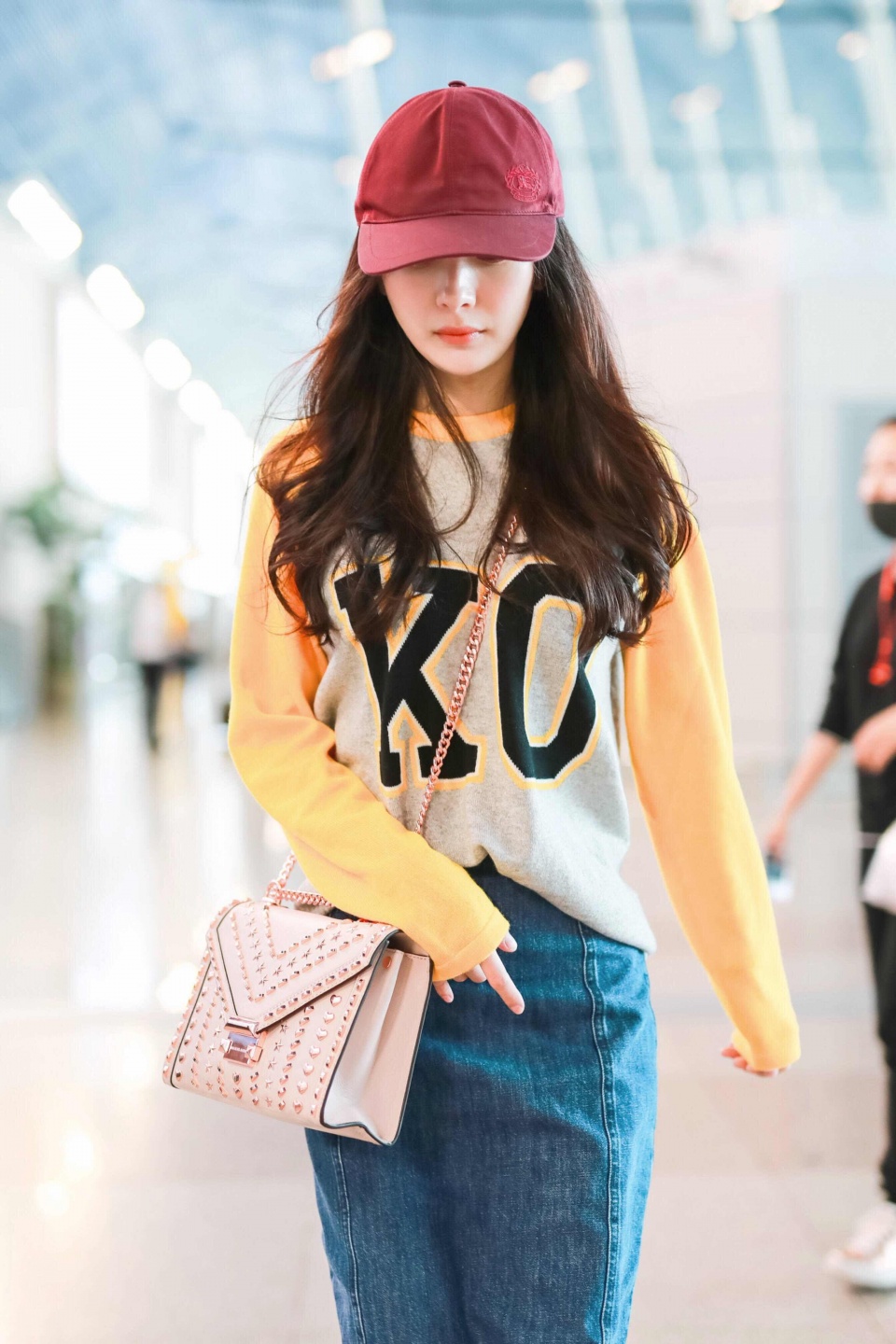 杨幂时隔一年回归机场秀,一身搭配一万块果然还是她的私服最好看