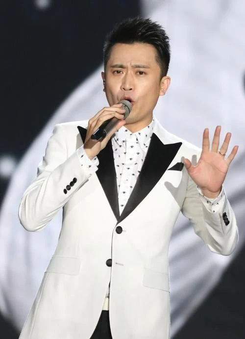 杨帆的爱人叫做李松奇,是一位圈外美女.