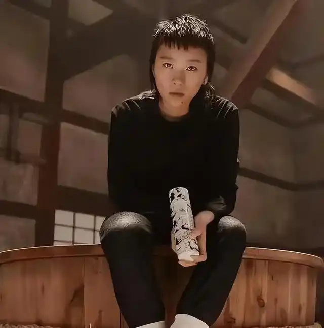 王菲为女儿庆祝18岁生日,李嫣越长越美,与姐姐窦靖童区别大