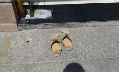 进机关公厕时打赤脚(图)相关贴文:赤脚进公家厕所好了 我拍到一双令人