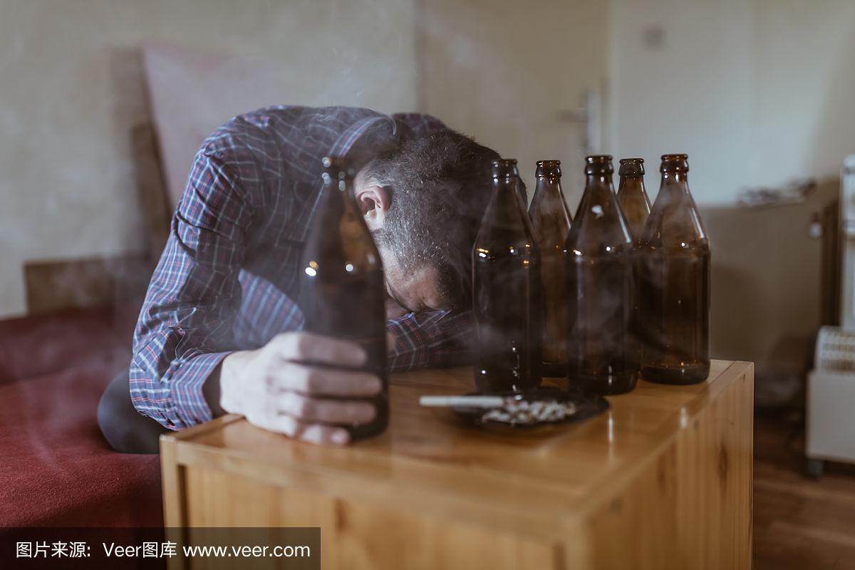 人与酗酒,上瘾和男人抑郁的概念.