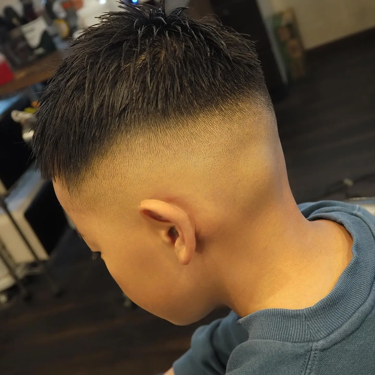 2024夏季小男孩发型来了,两侧铲短很百变,剪完真帅气