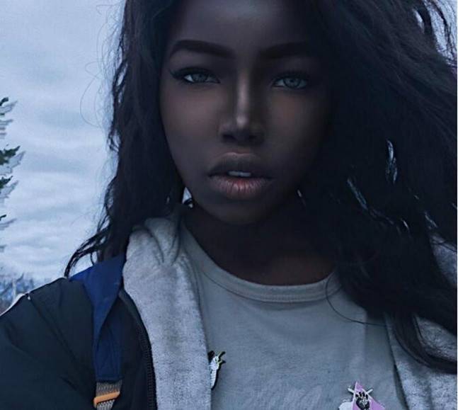 > (baidu)她是世上最美黑皮肤女神 五官精致堪比真人芭比