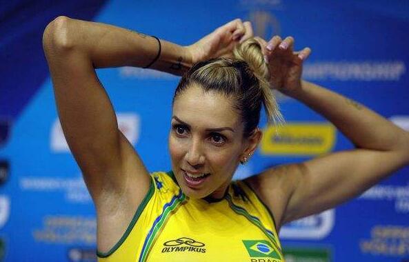 排球女神,被称巴西国宝级美女,换男友速度很快,网友:有颜任性|塔伊萨