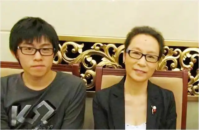 奚美娟月子未出惨遭离婚独自抚养儿子28载如今终于迎来巅峰