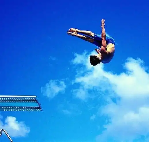 的竞技跳水比赛通常是在一定深度的跳水池内进行,借助跳台或跳板起跳