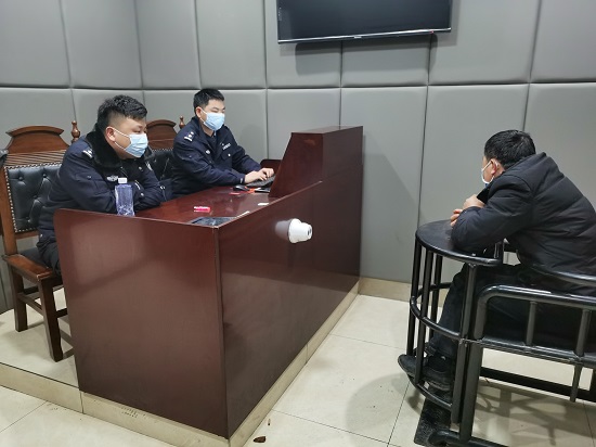 审讯现场1月25日上午,县局召集相关警种负责人和南部派出所所长会议