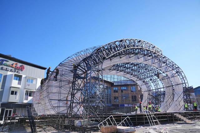 11月27日,工人在太子城冰雪小镇颁奖广场搭建舞台.