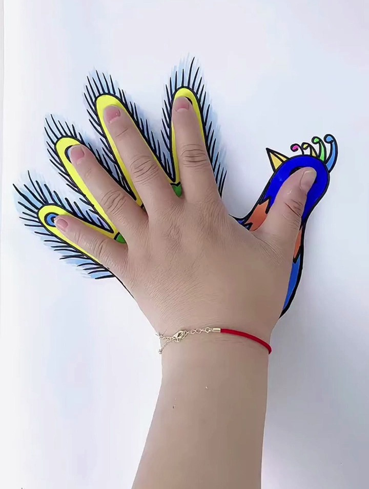 用手掌画孔雀,非常简单,有手就会,跟我学起来吧