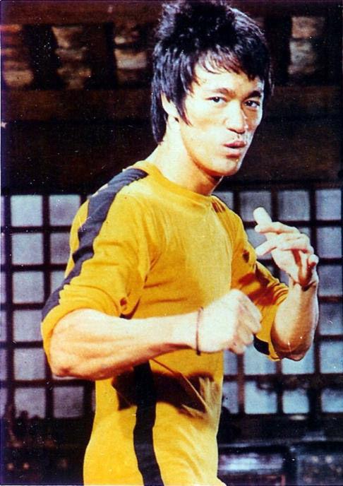 李小龙在电影《死亡的游戏》中身穿黄色连体服,是其经典形象