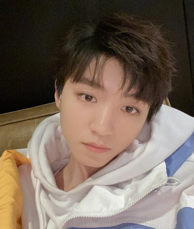 王俊凯化妆间被拍失去十级美颜后看到原镜头的他长胖5斤