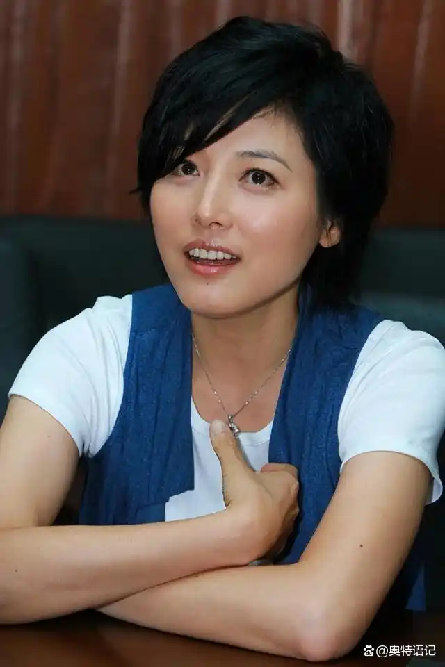 演员张延嫁大5岁香港丈夫婚后生一女如今女儿比她还漂亮