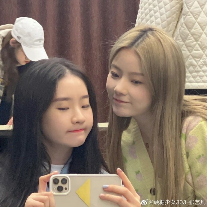 张艺凡晒和陈卓璇合照