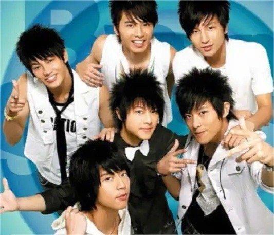 敖犬在节目中单膝下跪大方向空姐女友求婚,狠狠地被感动到了_敖狗