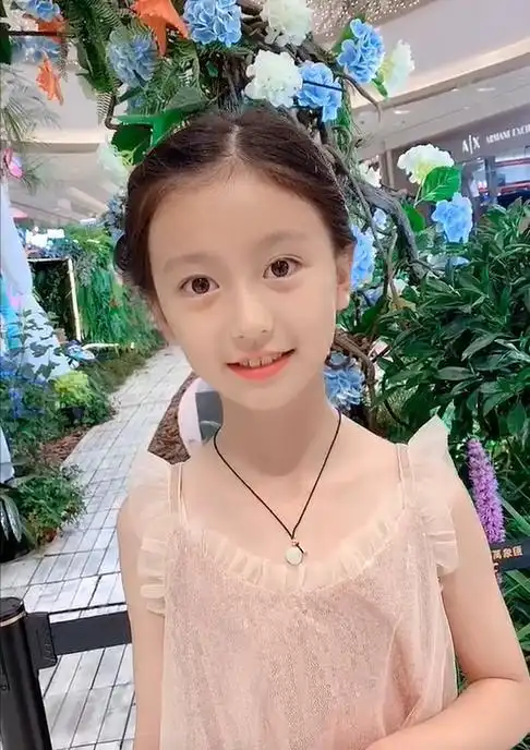 网红裴佳欣:长相酷似杨幂,才14岁浓妆艳抹打扮成熟,混迹娱乐圈