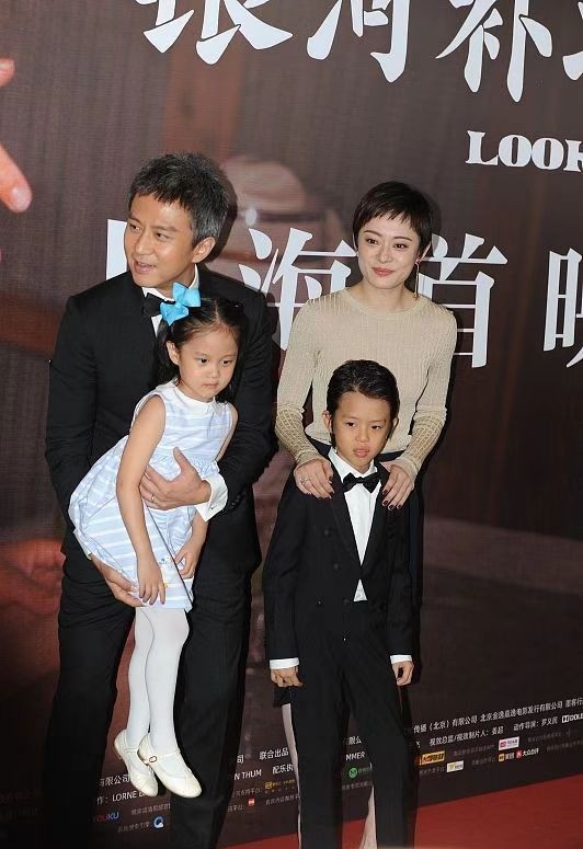 原创孙俪女儿五官太像她了一家四口罕见同框等等五官硬朗好帅