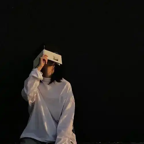 想求那种背景是黑色的头像