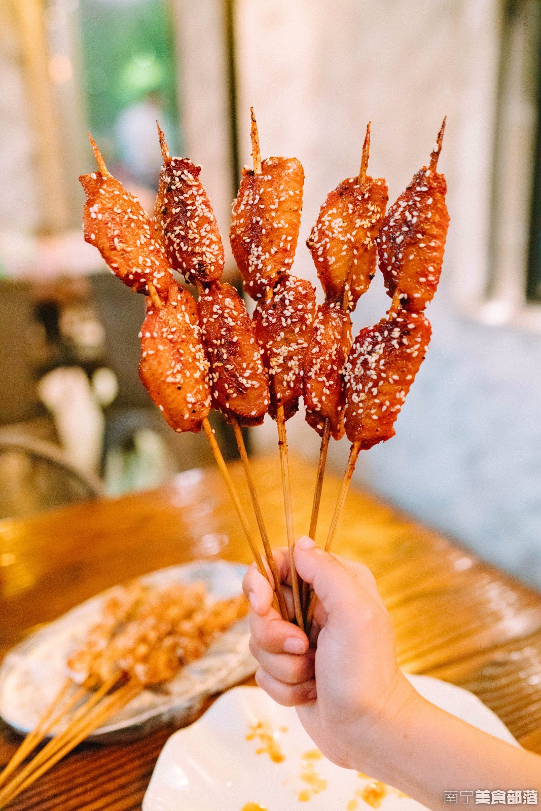 一点都不夸张!江南这家烧烤店,光靠皮皮虾的体型就能征服你!