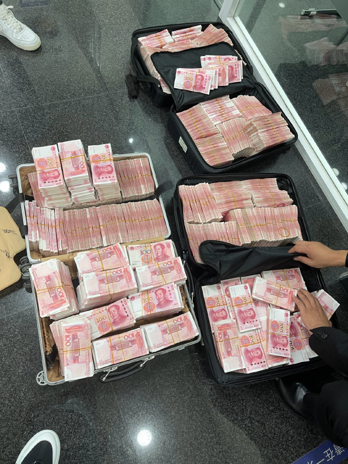 原来两万块有这么厚#现金我比较熟悉.