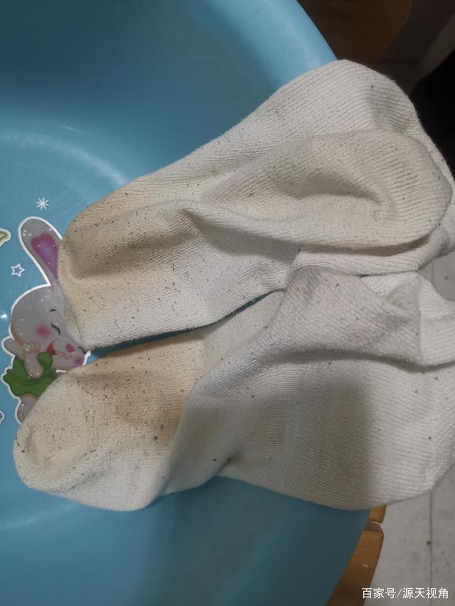一个简单的小窍门可使得发黄,发黑的白袜子除污,你可以试试效果哦,很