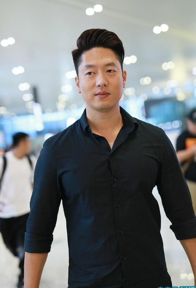 凌潇肃比ok搞笑又妩媚 大背头配黑衬衫散发"世贤"气质