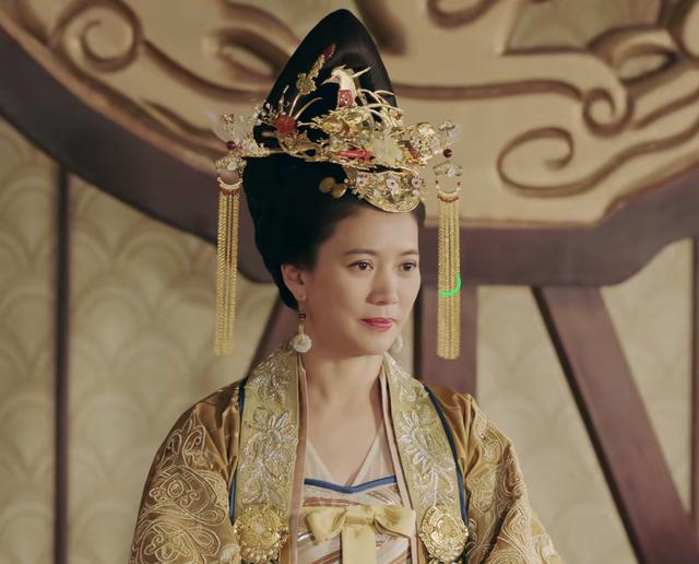 不老女神袁咏仪在《唐砖》里的精彩妆造发饰