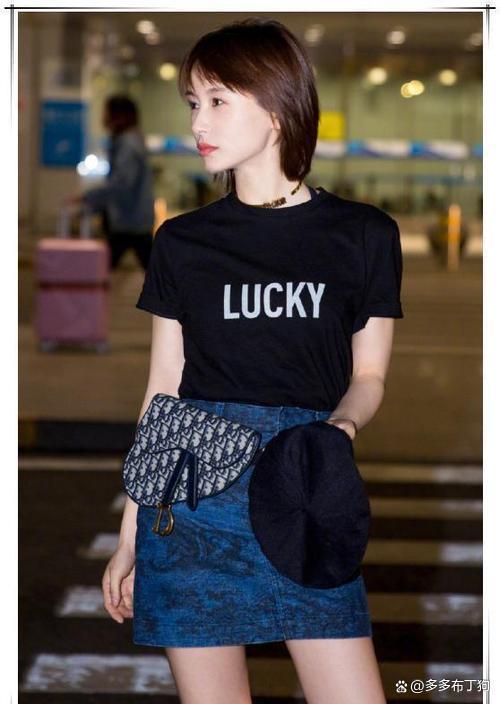 近日,一组王子文的街拍照片再次引发了人们对她的关注,不过这一次,她