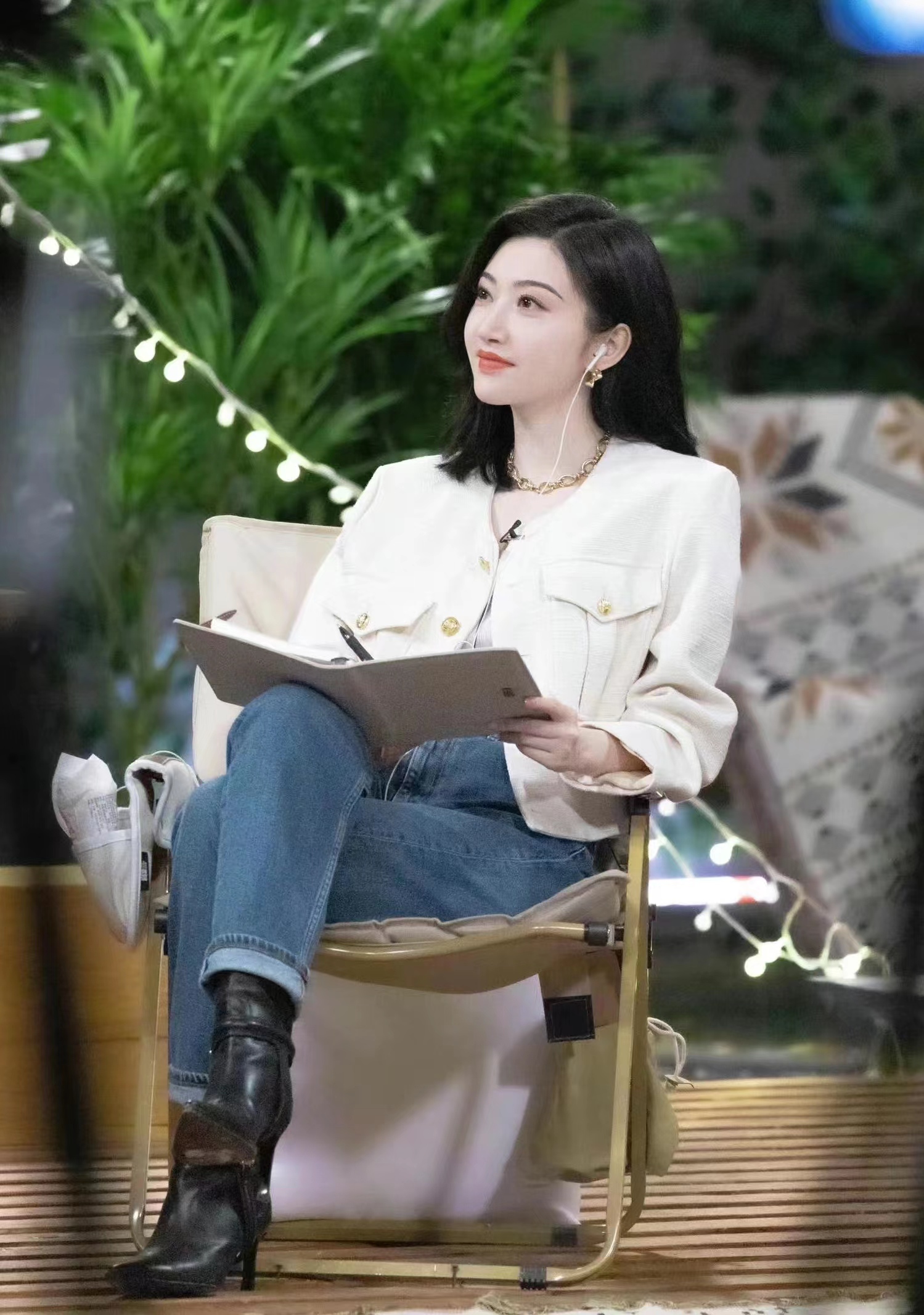 景甜重回《半熟恋人2》,白色外套搭配牛仔裤,简约气质范儿