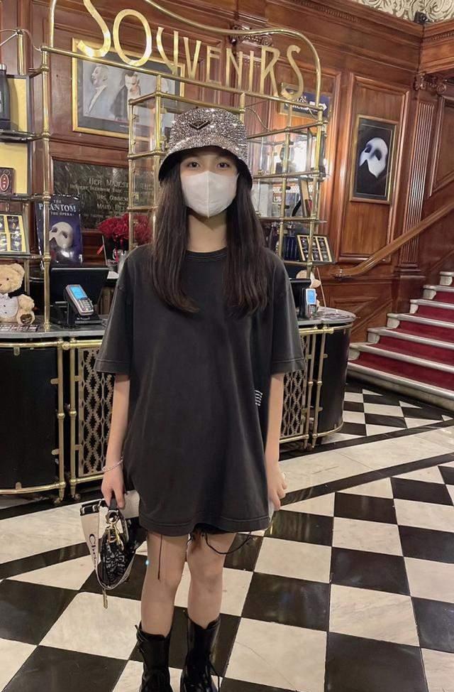 王诗龄近照曝光,一身高奢富贵典雅,超瘦的身材和高颜值引热评_李湘