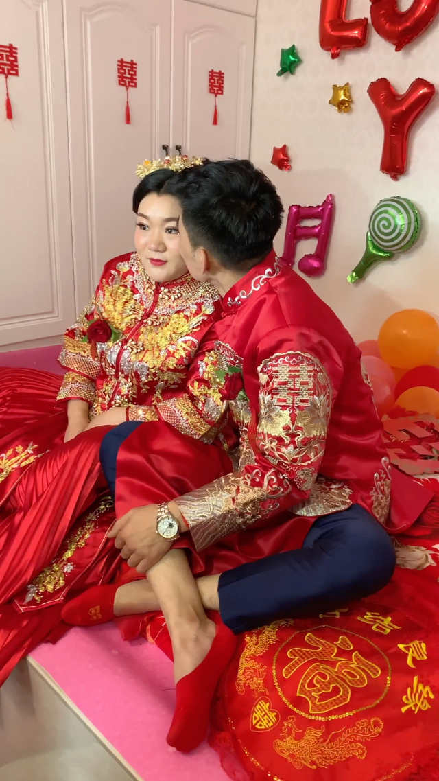 新娘子你倒是亲新郎一下啊,来个鸳鸯照