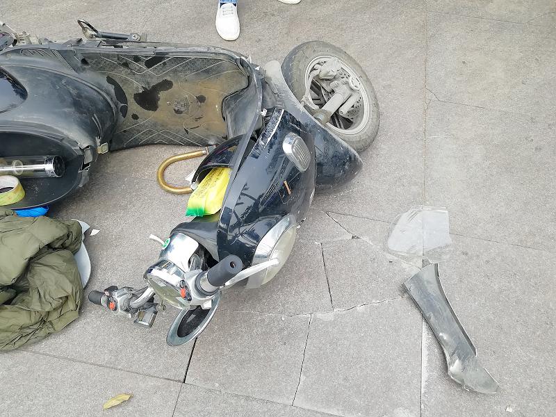 北海大道联通门口再次发生车祸,电动车碎了一地