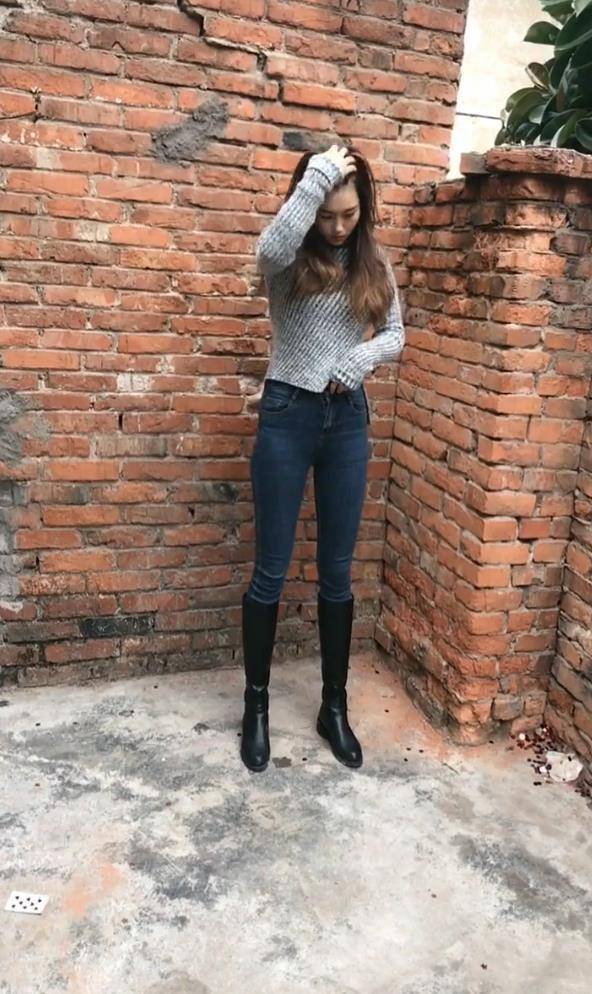 靴子,不仅将她美丽的长腿显示的格外时尚,而且还拉长了腿在全身的比例