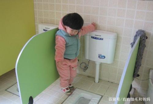 "为什么女孩是蹲着尿尿的?"3岁男孩的问题,该如何回答呢?