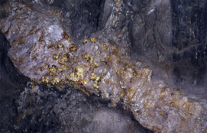 砂金矿含有较多的风化粘土,包裹着矿石,有些矿石直径都大于100mm,所以