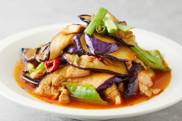 炒茄子,别再直接下油锅,要想不油腻不发黑,下锅前切记多做1步