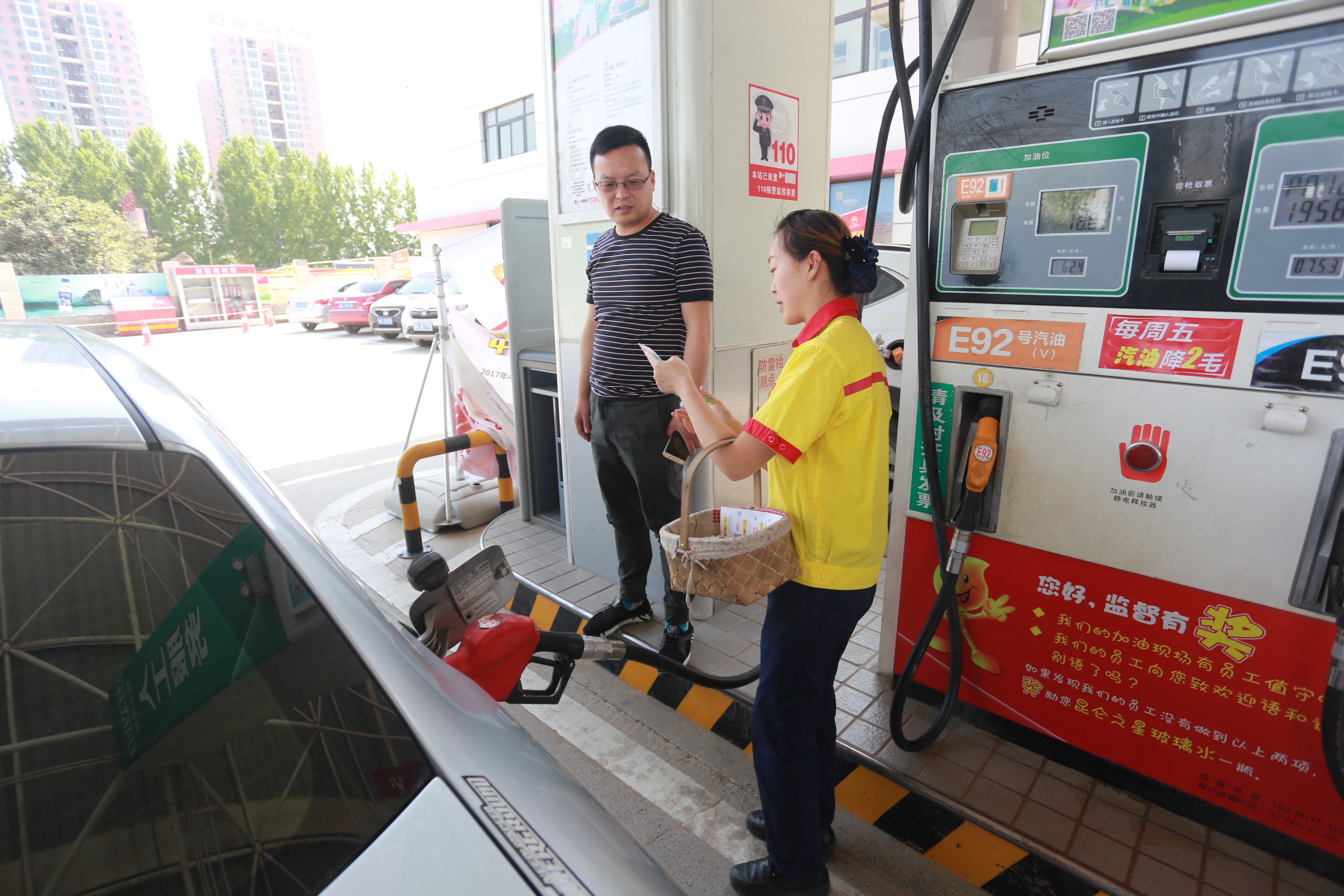 郑州中石油加油员"挎篮卖烟" 加油站称:不卖火