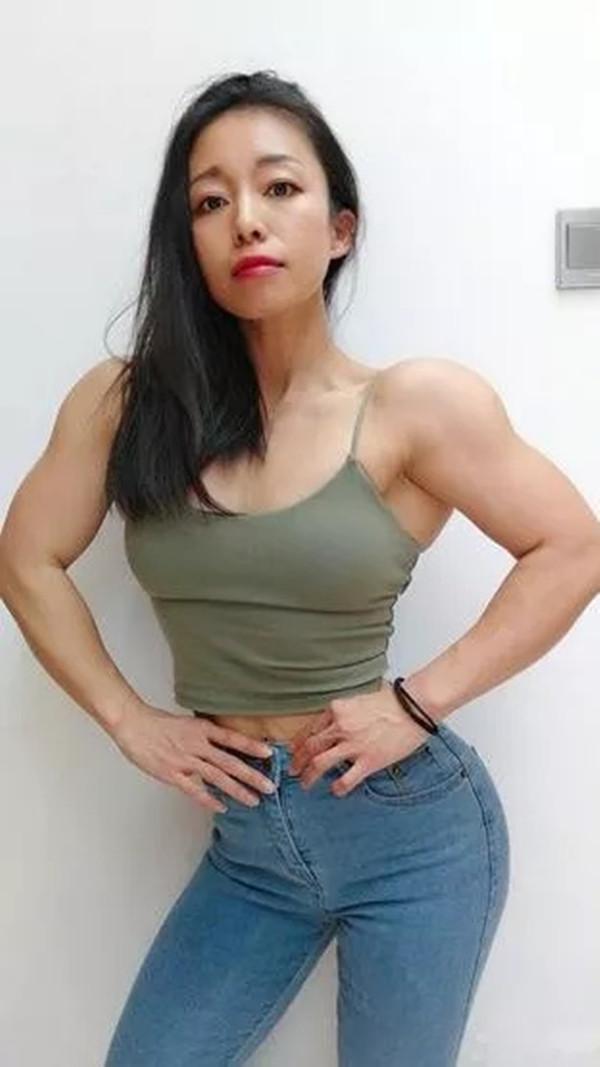 "肌肉"女老师刘明月,肌肉特别发达,让许多男性表示羡慕