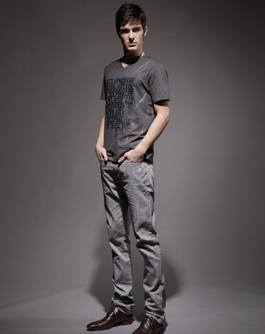 深灰色男式v领印花短袖t恤