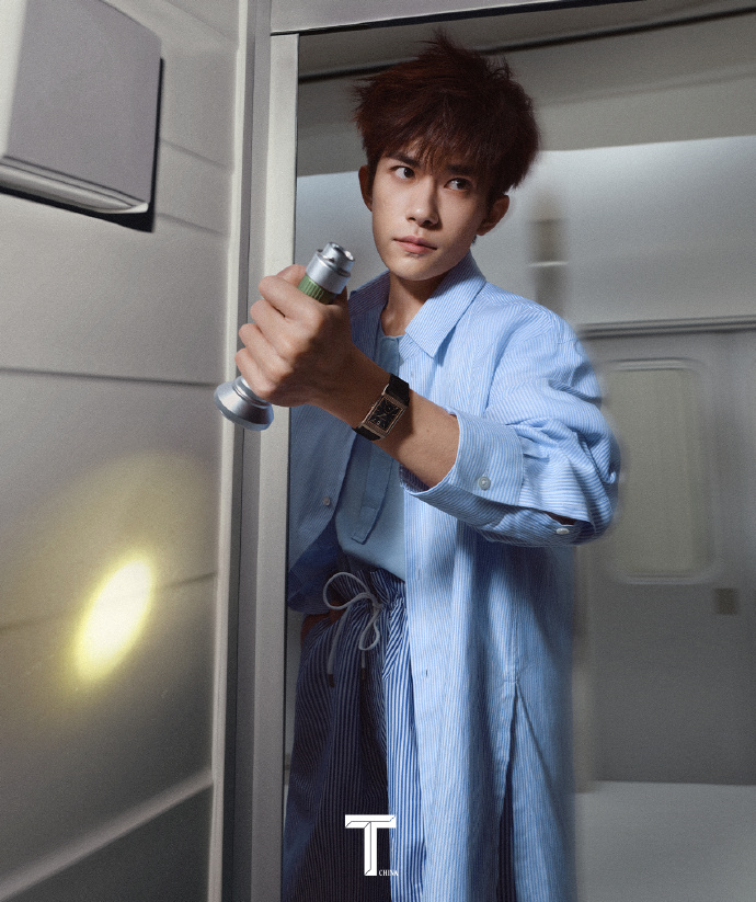 这次的拍摄灵感来自千玺2021年在微博上分享的一个dv视频,@tfboys-易