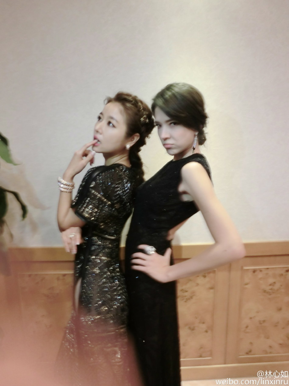 许玮宁在巴厘岛拍摄照片 林心如伴娘身份坐实