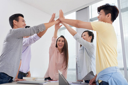 年轻人给避孕套图片