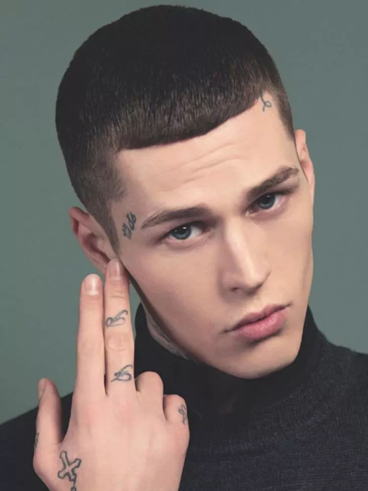 圆寸造型在夏季是很多男士的选择它也是检验一个人是否真帅哥