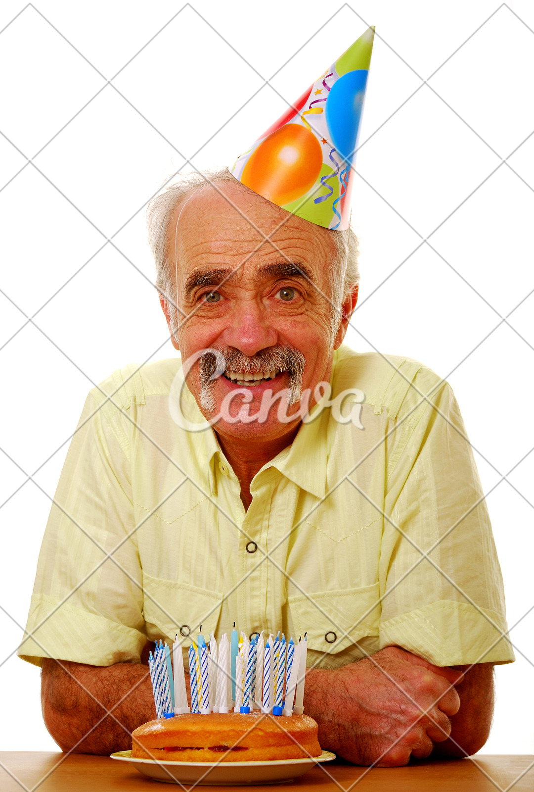 生日微笑生日蛋糕老年人聚会庆祝白色背景彩色图片永远年轻老年男人